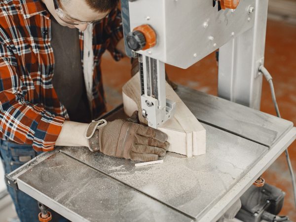 craftsman-using-circular-saw (2)